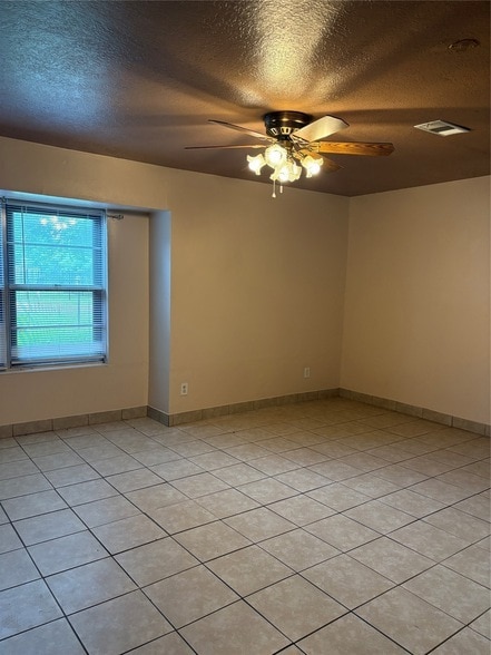 Photo - 415 Zinn Dr