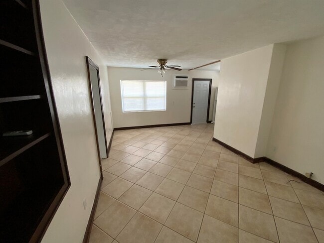 Photo - 2408 Gillis St