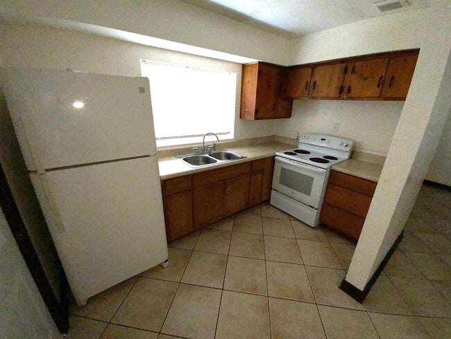 Photo - 2408 Gillis St