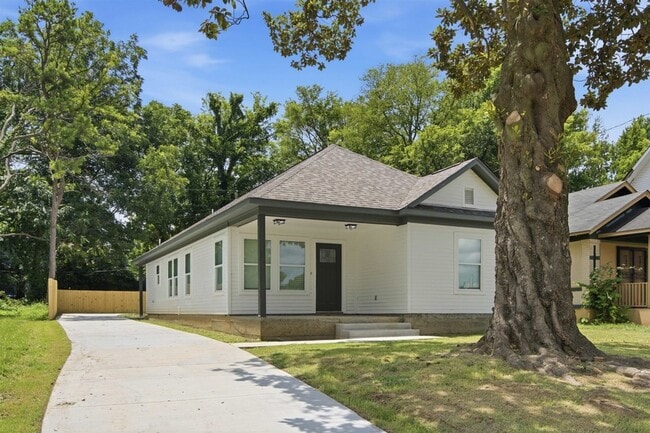 Building Photo - 1211 Snowden Ave
