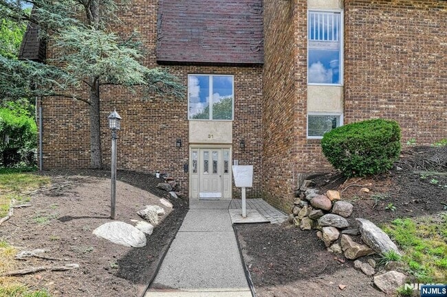 Building Photo - 31 Home Pl Unit 1