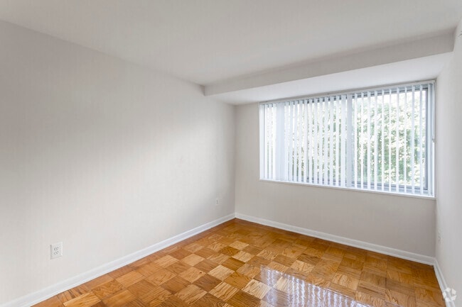 2 BR, 1 BA - 950 SF - 8600 Apartments