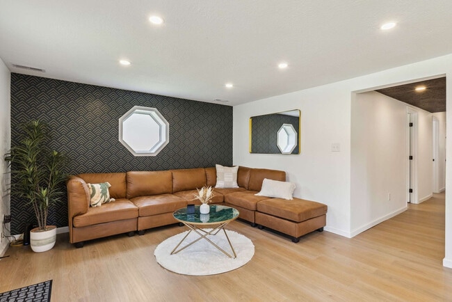 Building Photo - 1045 Jefferson St Unit SI ID1593986P