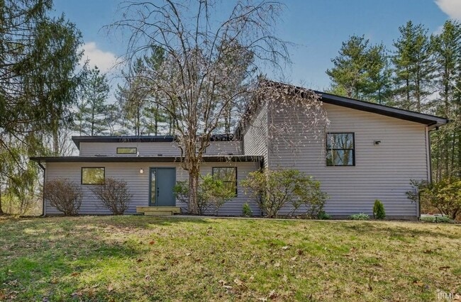 Building Photo - 4620 S Woodbine Dr