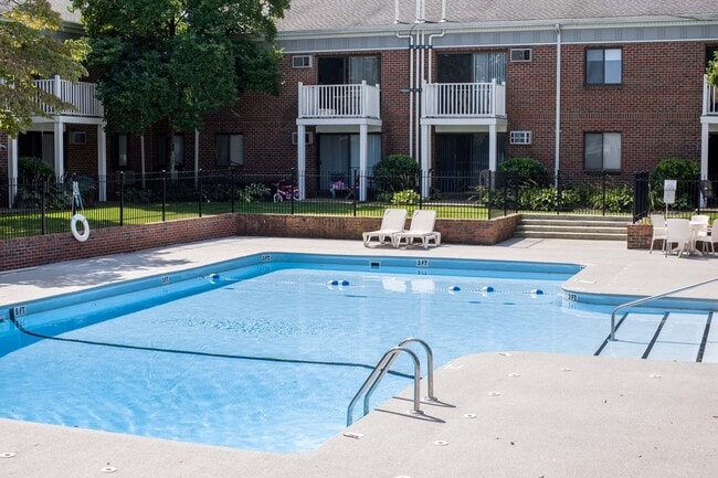 Pool - Princeton Green Apartments