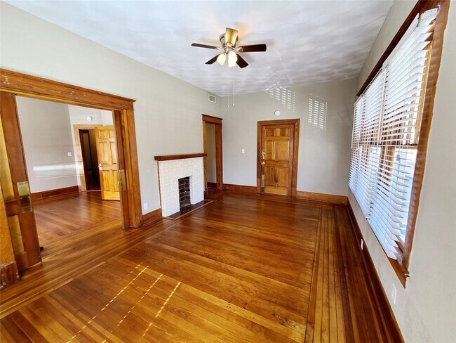 Photo - 4909 Worth St Unit 1
