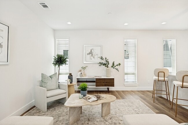 Building Photo - 5637 Live Oak St Unit 202