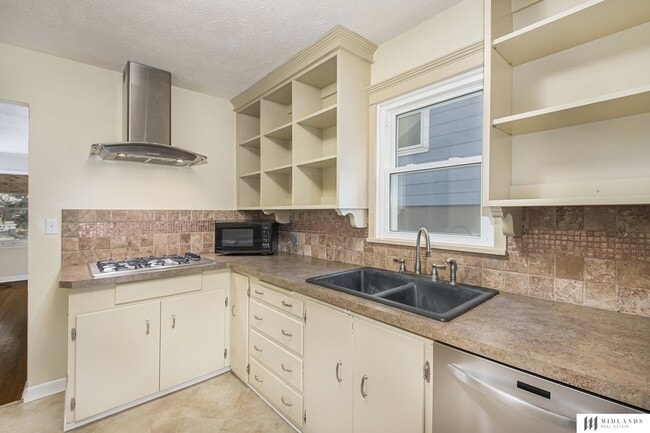 Photo - 5820 Walnut St