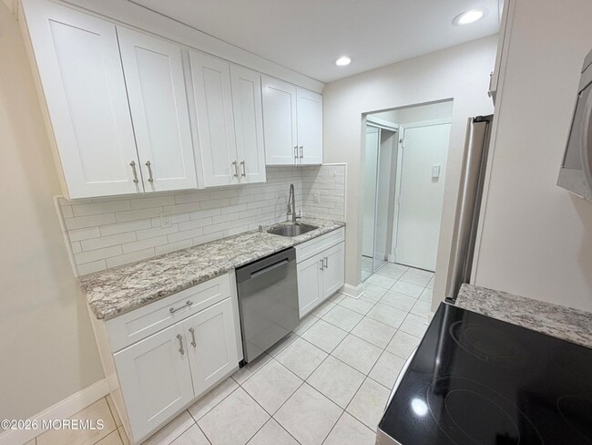 Building Photo - 35 Amberly Dr