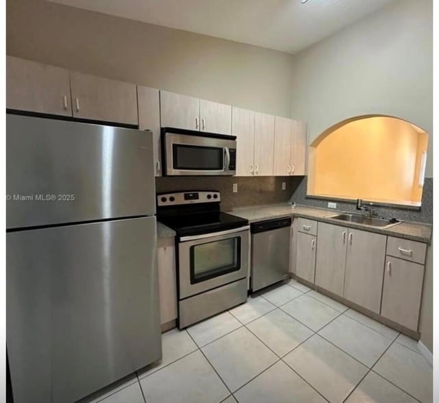 Building Photo - 1250 SE 26th St Unit 204