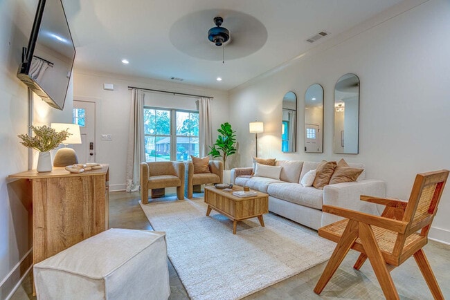 Building Photo - 668 Hawthorne St Unit ID1262271P