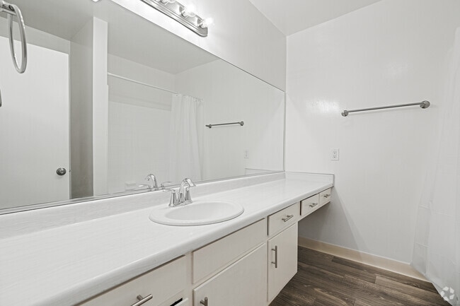 2BR, 2BA - 1,200SF - Bathroom - Regency Gardens