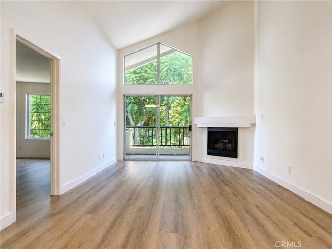 Building Photo - 5520 Owensmouth Ave Unit 320