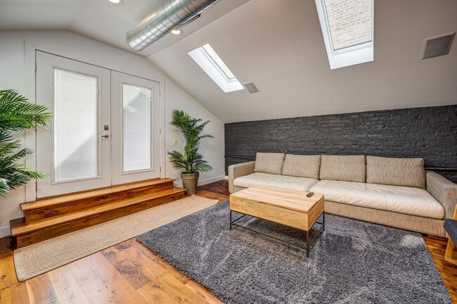 Building Photo - 1519 W Superior St Unit SI ID1255747P