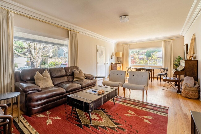 Building Photo - 917 SE 25th Ave Unit ID1309860P