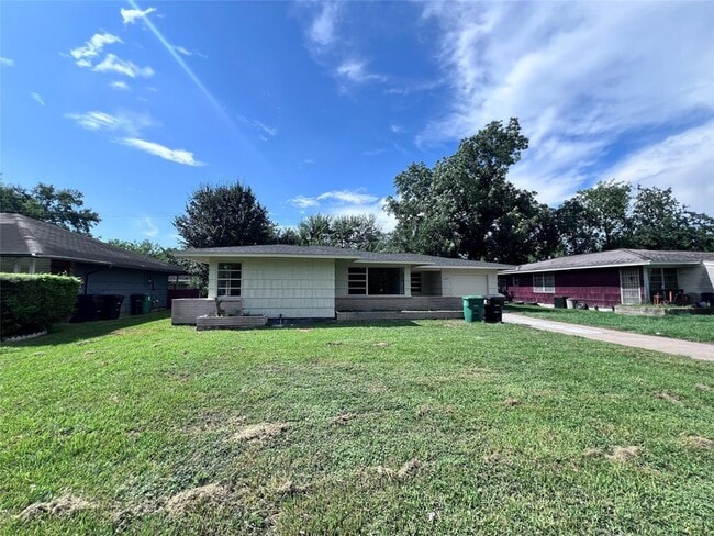 Building Photo - 5742 Flamingo Dr