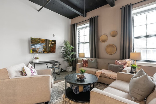 Building Photo - 212 W Roberts Ave Unit ID1289453P