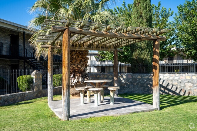 Picnic Area - Hilton Place Apartments