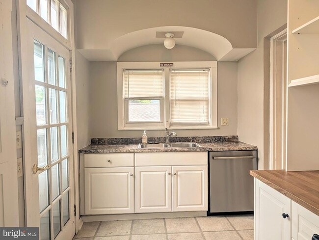 Photo - 233 E Pitt St