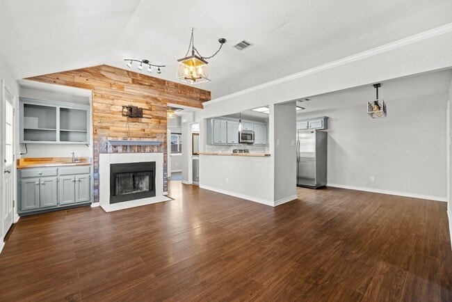 Photo - 820 Mica Ln