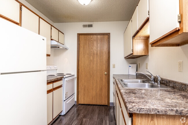 2BR, 1BA - 900 SF - Raintree Apartments