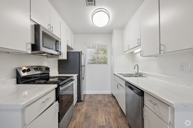 Sierra Peak 2BR, 2BA - 1,032SF - Kitchen - Sierra Regency Apartments