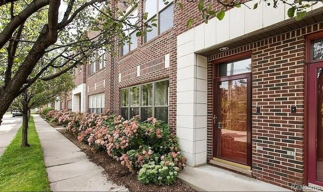 Photo - 76 W Bethune St