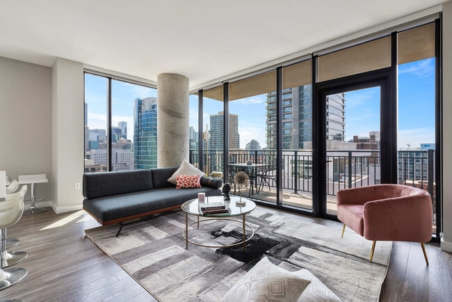 Building Photo - 823 N Clark St Unit ID1029622P