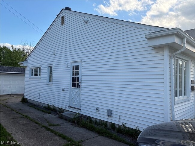 Photo - 17209 Puritas Ave