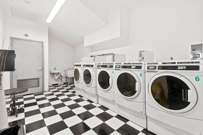 Photo - 517 W 45th St Unit ID1224963P