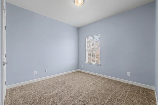 Photo - 140 Tulip Grove Point