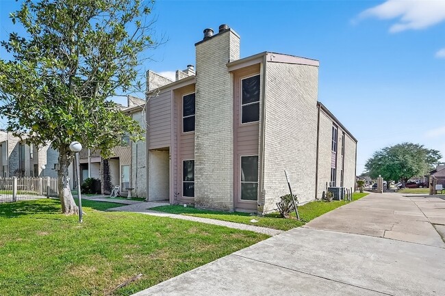 Building Photo - 11280 Braes Forest Dr Unit 406
