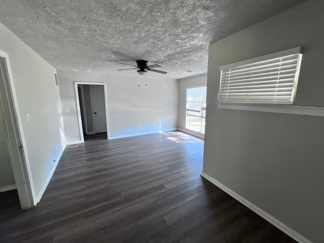 Photo - 5831 Belneath St