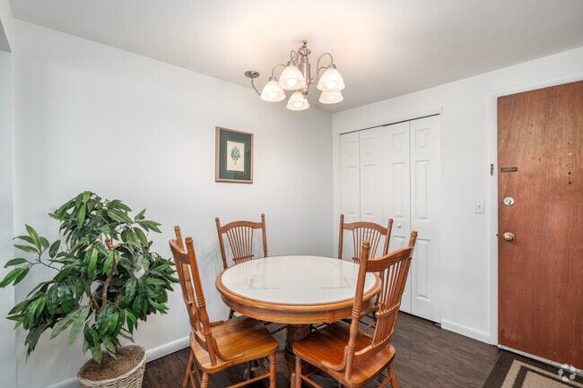 2BR, 1BA - 825SF - Dining Room - Windsor Mews Apartments