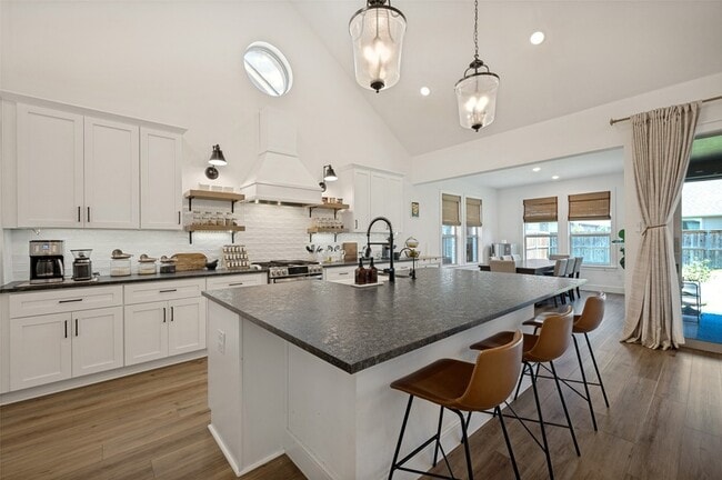 Photo - 724 Danbury St