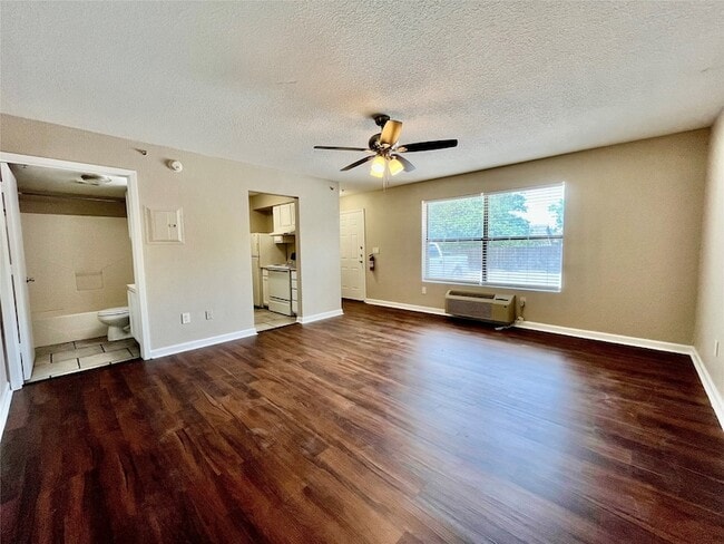 Building Photo - 701 W Sycamore St Unit 104