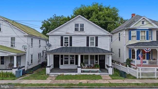 Photo - 730 W John St