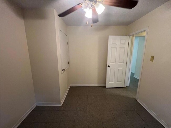 Photo - 65087 Mitchell St