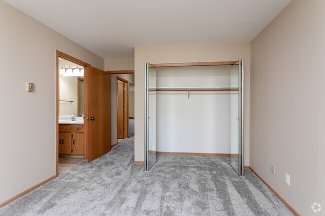 2BR, 2BA - Terrace - Briarwick Apts