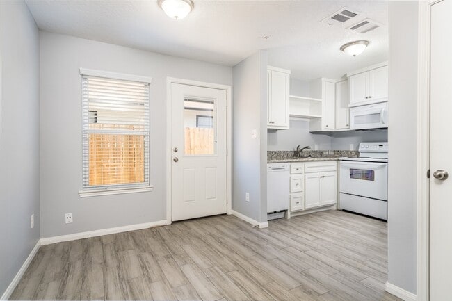 Photo - 207 N Poplar St Unit B