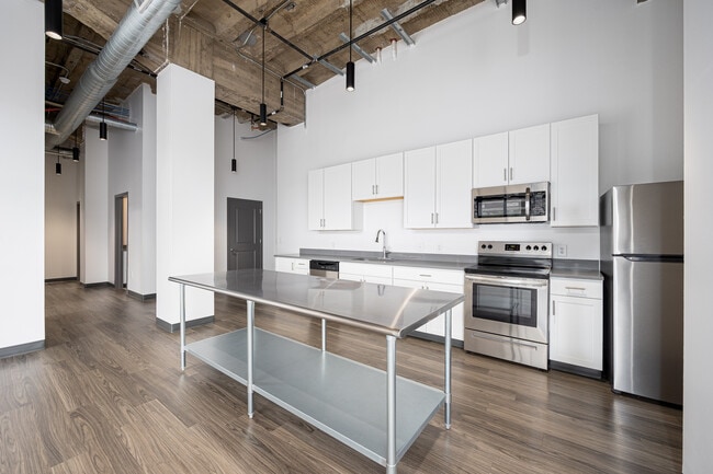 Building Photo - Vera on Broad