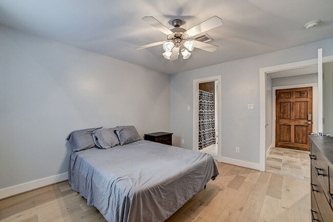 Photo - 5838 Larkin St
