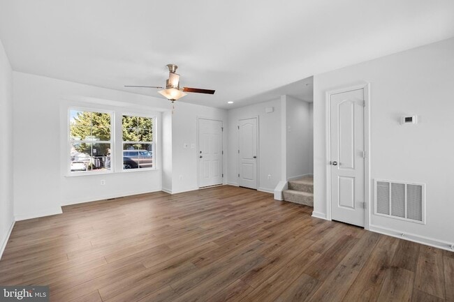 Photo - 496 Peleton St