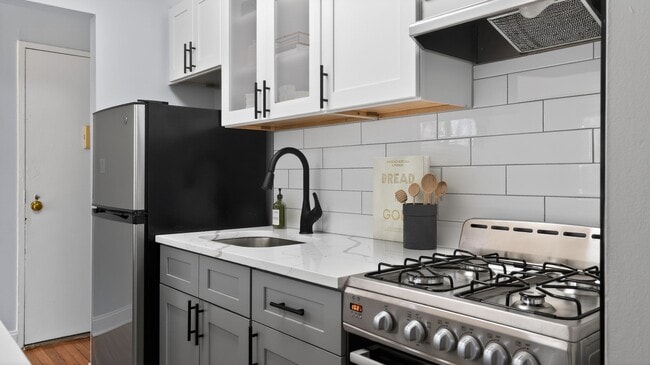 Elevate your lifestyle at Eagle Rock Apartments at Mineola, featuring modern kitchens with sleek cabinetry, state-of-the-art appliances, and stylish finishes. Embrace comfort and convenience—schedule your tour today! - Eagle Rock Apartments at Mineola