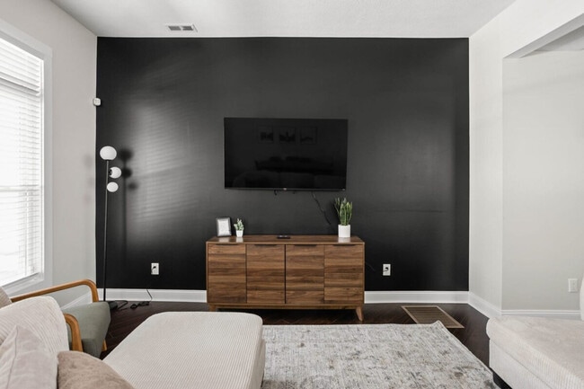 Building Photo - 341 Parkway Ave Unit ID1303777P