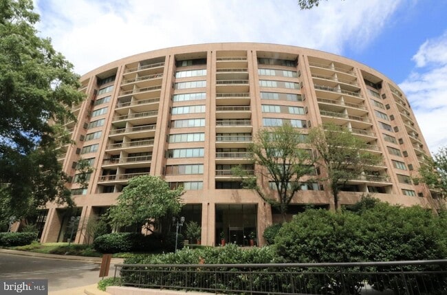 Building Photo - 1805 Crystal Dr Unit 204S