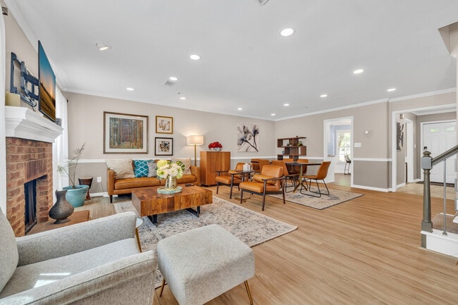 Photo - 586 St James Walk SE Unit SI ID1609582P