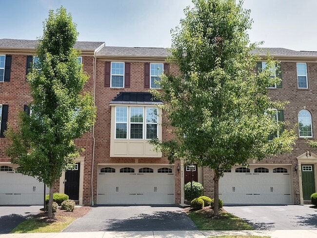 Building Photo - 627 Edison Dr