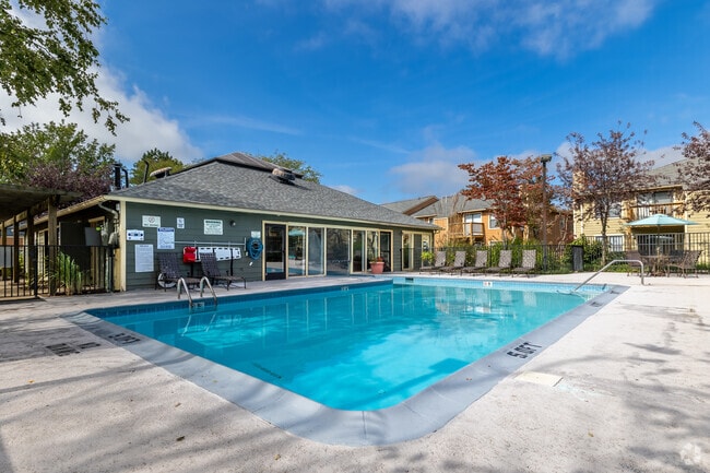 Outdoor Pool - Stoney Brooke Apartments