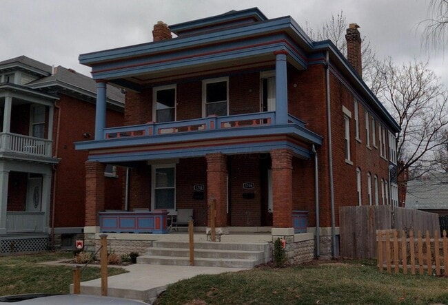 Building Photo - 1704 Oak St Unit 706